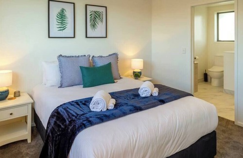 Upper Riccarton House | Modern Chic Retreat 2 Bed, 2 Bath: Riccarton