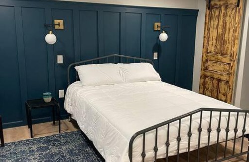 Pittsburgh Apartment | Modern & Chic XL Studio w EZ City Airport Access