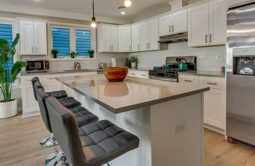 Ampere House | Modern City Getaway Near Downtown Newark & NYC