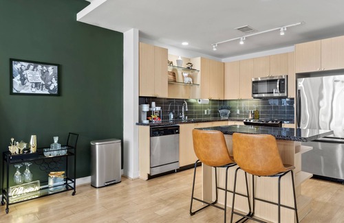 Downtown Dallas Apartment | Modern City Views Downtown Dallas 1-bedroom Condo Free Parking, Gym, Pool