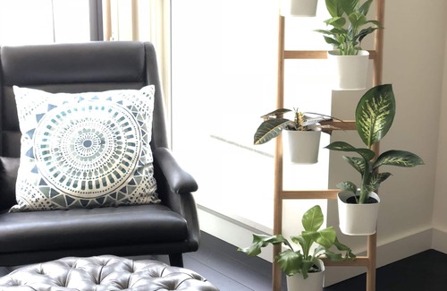 Hunters Point Condo | Modern Cityscape Room