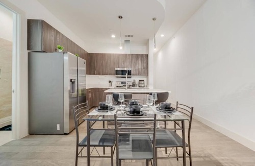 Cedars Apartment | Modern Cityviews I Gym I Free Parking