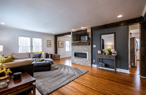 Buechel House | Modern Classic! *Close to Everthing!* Sleeps 10* Expo Center Super Close!