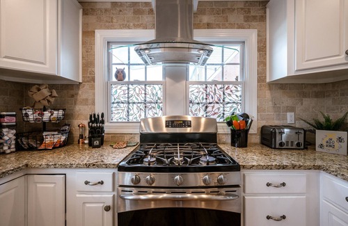 Buechel House | Modern Classic! *Close to Everthing!* Sleeps 10* Expo Center Super Close!