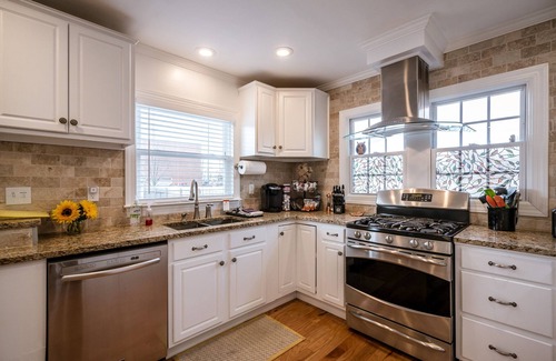 Buechel House | Modern Classic! *Close to Everthing!* Sleeps 10* Expo Center Super Close!