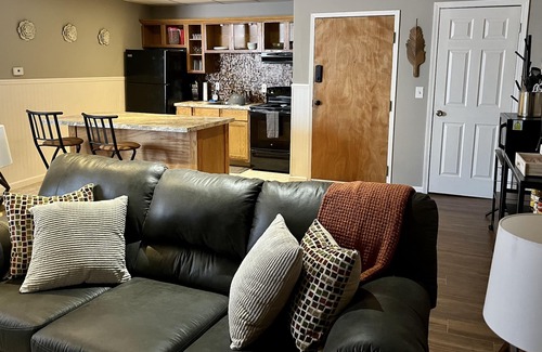 Bay City Apartment | Modern clean 1 BR apartment near River in Historic District restaurants/bars