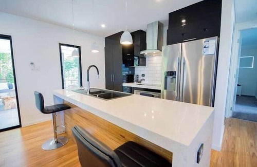 North Ward House | Modern Coastal Escape | Walk to Beach, Cafes & CBD