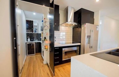 North Ward House | Modern Coastal Escape | Walk to Beach, Cafes & CBD