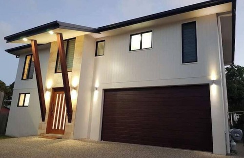 North Ward House | Modern Coastal Escape | Walk to Beach, Cafes & CBD