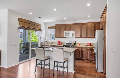 Riverpark House | Modern Coastal Escape in Riverpark (30+ Day Stays)