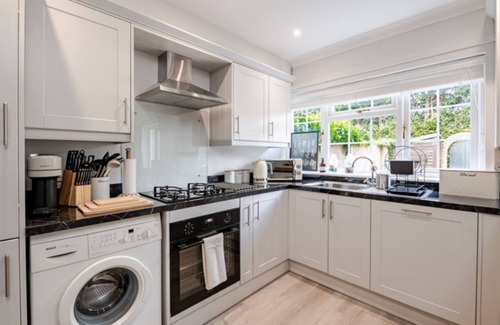 New Forest District Apartment | Modern Coastal Retreat |HotTub |Fire Pit |Pets welcome