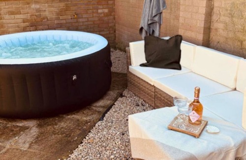 New Forest District Apartment | Modern Coastal Retreat |HotTub |Fire Pit |Pets welcome