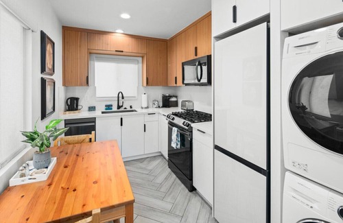 Ocean Beach Apartment | Modern Coastal Retreat 2 Blocks to Beach & Cafes