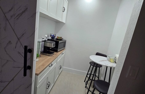Lantana Apartment | Modern Coastal Studio 5 Mins to the BeachnPeaceful getaway near the coast!