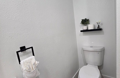 Lantana Apartment | Modern Coastal Studio 5 Mins to the BeachnPeaceful getaway near the coast!