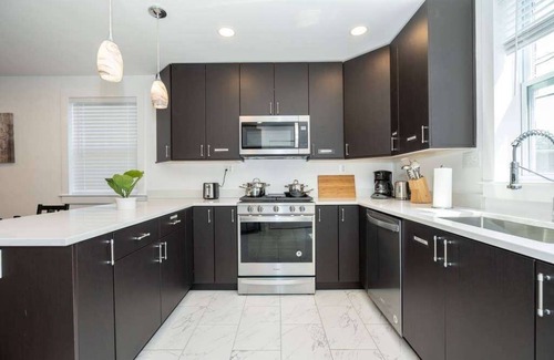 Potomac West House | Modern Colonial House, 5m to DC & DCA | CozySuites