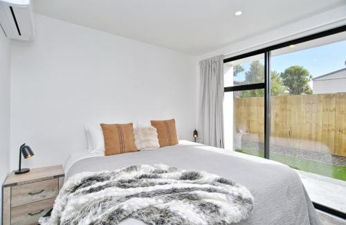 Phillipstown House | Modern Comfort 2BR Townhouse Near CBD - Christchurch Holiday Homes