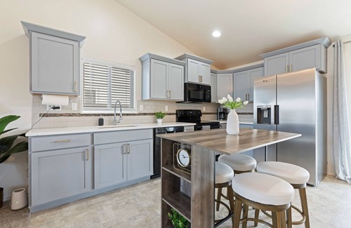 Caldwell House | Modern Comfort 3B, Firepit, Covered Patio, Near C of I & Freeway
