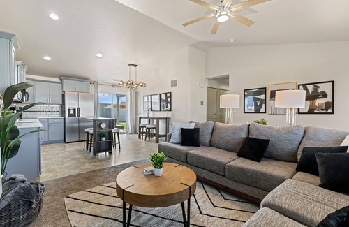 Caldwell House | Modern Comfort 3B, Firepit, Covered Patio, Near C of I & Freeway