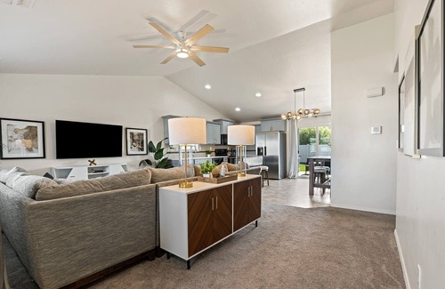 Caldwell House | Modern Comfort 3B, Firepit, Covered Patio, Near C of I & Freeway