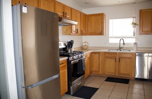Cottonwood Apartment | Modern Comfort at The Cottonwood Vine- Cozy Retreat w/Desk & Spacious Yard