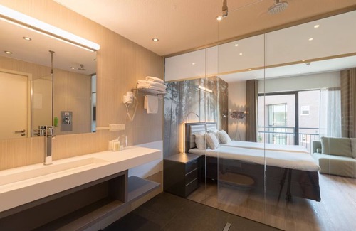 Leende Hotel | Modern Comfort Close to the City! Indoor Pool and Onsite Dining!