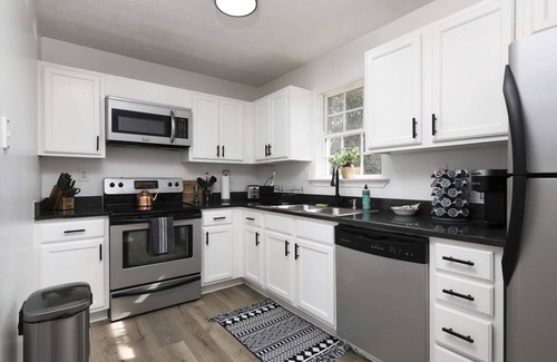 Cartersville House | Modern Comfort in Updated Townhouse with 2 Private Bedrooms & Bathrooms