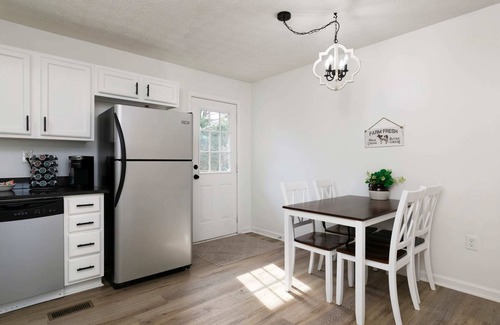 Cartersville House | Modern Comfort in Updated Townhouse with 2 Private Bedrooms & Bathrooms