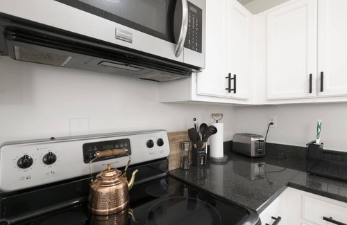 Cartersville House | Modern Comfort in Updated Townhouse with 2 Private Bedrooms & Bathrooms
