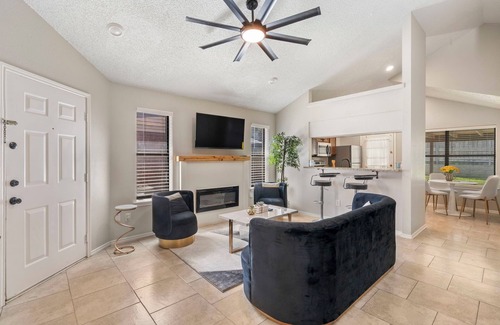 Euless House | Modern comfort near DFW
