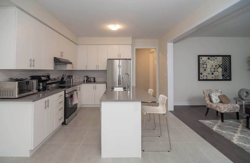 Thorold House | Modern Comfort w/5 BEDS close to Welland