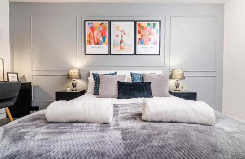 Thurlow Park Apartment | Modern Comfort with Free Parking - High Speed WiFi - 8 Mins to Station & Smokers Balcony