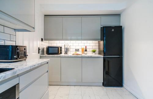 Thurlow Park Apartment | Modern Comfort with Free Parking - High Speed WiFi - 8 Mins to Station & Smokers Balcony