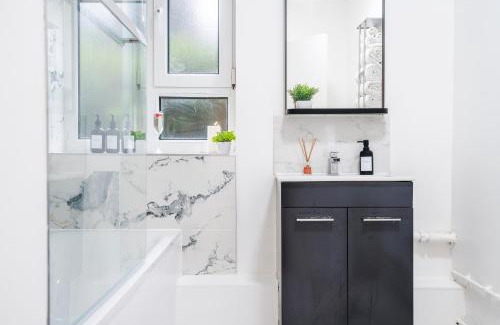 Thurlow Park Apartment | Modern Comfort with Free Parking - High Speed WiFi - 8 Mins to Station & Smokers Balcony