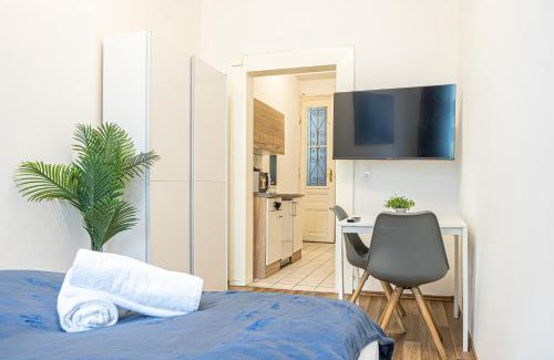 Penzing Apartment | Modern Comforts: Chic Studio Apt Centrally Located