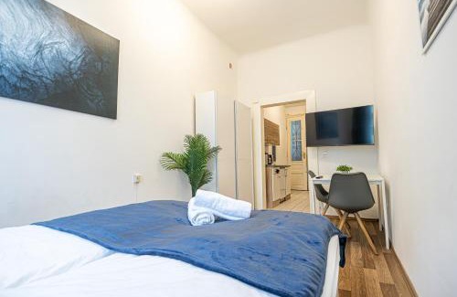 Penzing Apartment | Modern Comforts: Chic Studio Apt Centrally Located