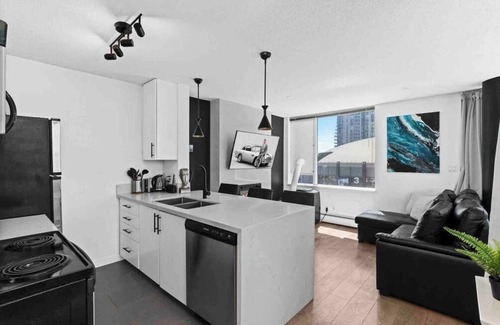 Crosstown Condo | Modern & Comfy in Downtown ~ Views ~ Pool