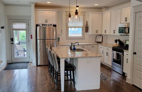 Lockeland Springs House | Modern & Comfy ~ Mins to Stadium & Downtown ~ Deck