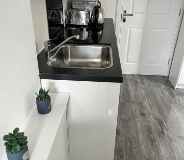 Glasgow Apartment | Modern Comfy One Bed Apartment - Free Parking