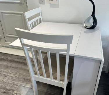 Glasgow Apartment | Modern Comfy One Bed Apartment - Free Parking