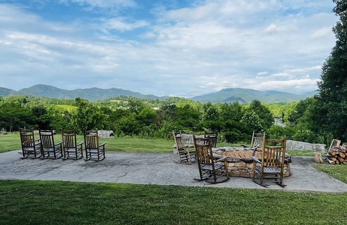 Townsend House | Modern & Comfy, winter is here, near Cade's Cove in Townsend, the peaceful side!