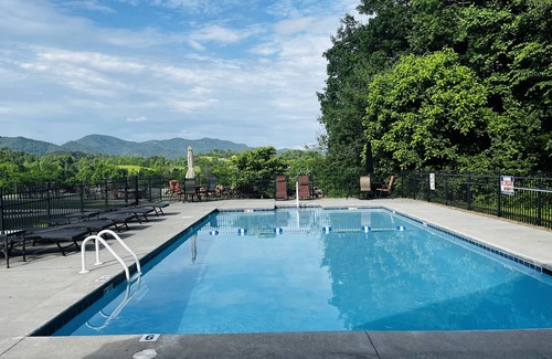 Townsend House | Modern & Comfy, winter is here, near Cade's Cove in Townsend, the peaceful side!