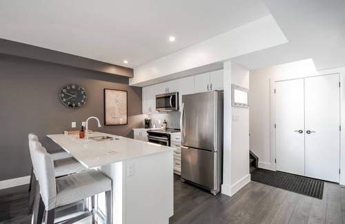 Huntsville Condo | Modern Condo. Forest and Lake Views. Pet Friendly. 5 mins from beach and slopes!