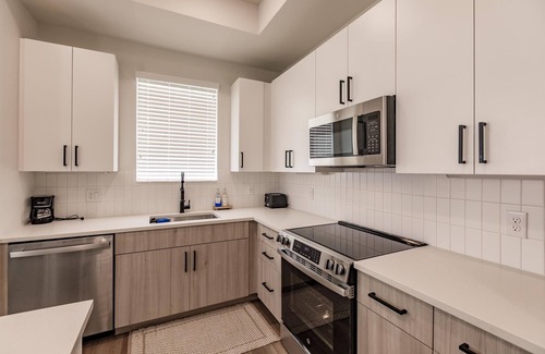 Downtown Historic District Apartment | Modern Condo in Downtown River District with Pool, Gym, Hot Tub