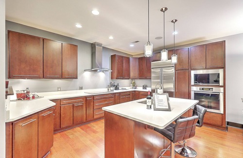 French Quarter Condo | Modern Condo in the heart of DT on East Bay St Prime Location