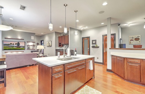 French Quarter Condo | Modern Condo in the heart of DT on East Bay St Prime Location