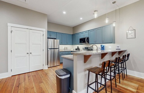 Waynesville Condo | Modern Condo over Main Street with full kitchen, Wifi and Central AC