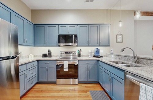 Waynesville Condo | Modern Condo over Main Street with full kitchen, Wifi and Central AC