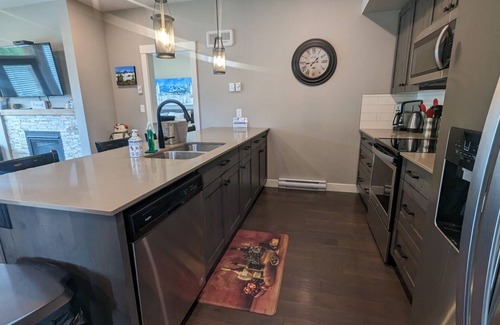 Sun Peaks Condo | Modern Condo | Ski-In & Ski-Out | Private Hot Tub | Fireplace
