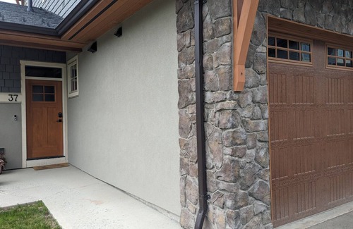 Sun Peaks Condo | Modern Condo | Ski-In & Ski-Out | Private Hot Tub | Fireplace